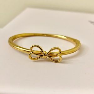 kate spade bow meets girl hinged bangle - gold